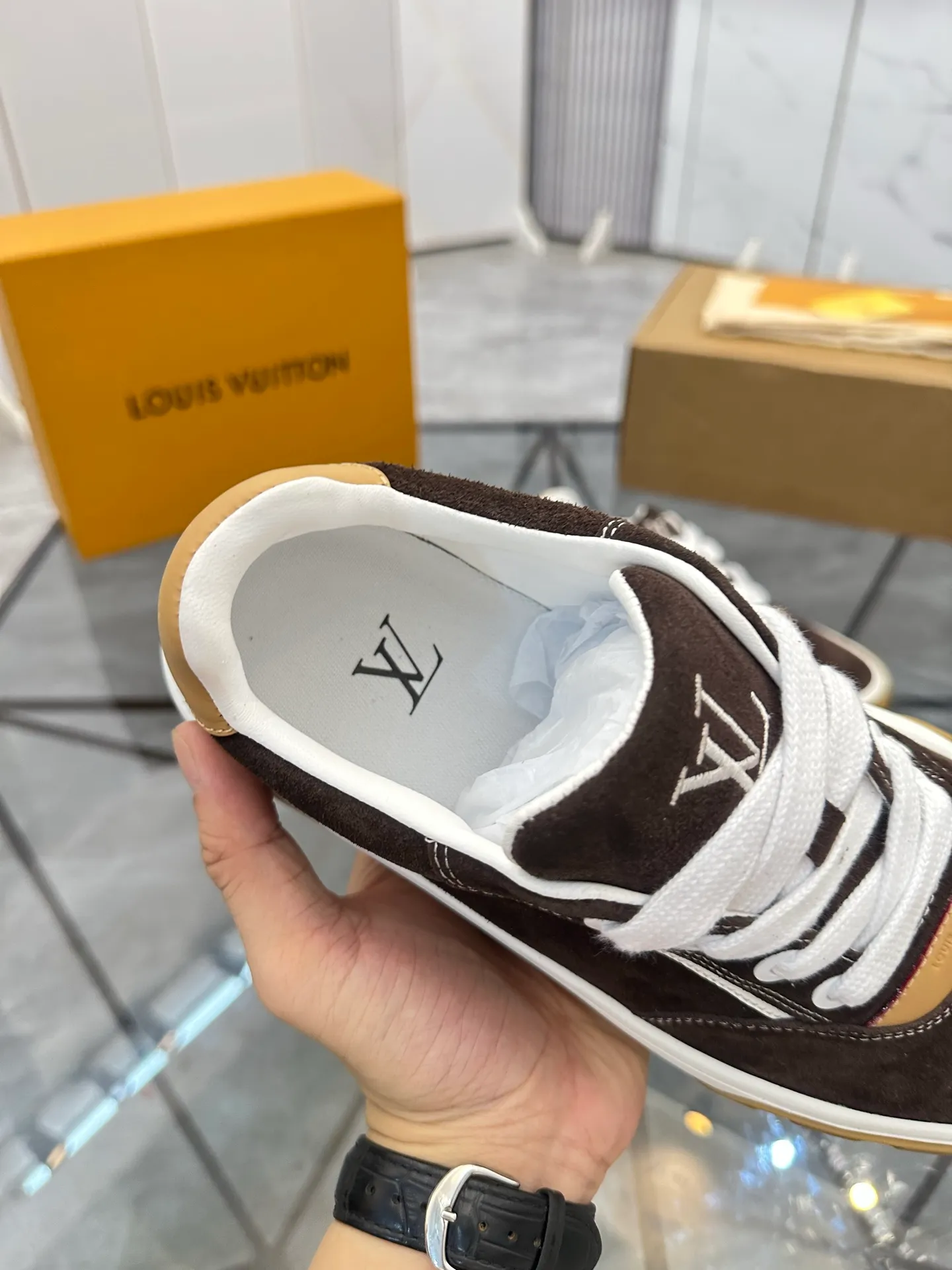 Men's shoes for sale 💰: 💰P660¥ Top quality Comes with airplane case Product trademark: LV* "Louis Vuitton*" low-top casual shoes Regular size: 35-44 (can be customized to 45) Couple style Product materials: imported nubuck leather upper, sheepskin lining, original outsole. Number: 819